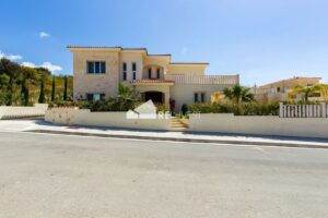 4 Bedroom House for Sale in Peyia, Paphos District