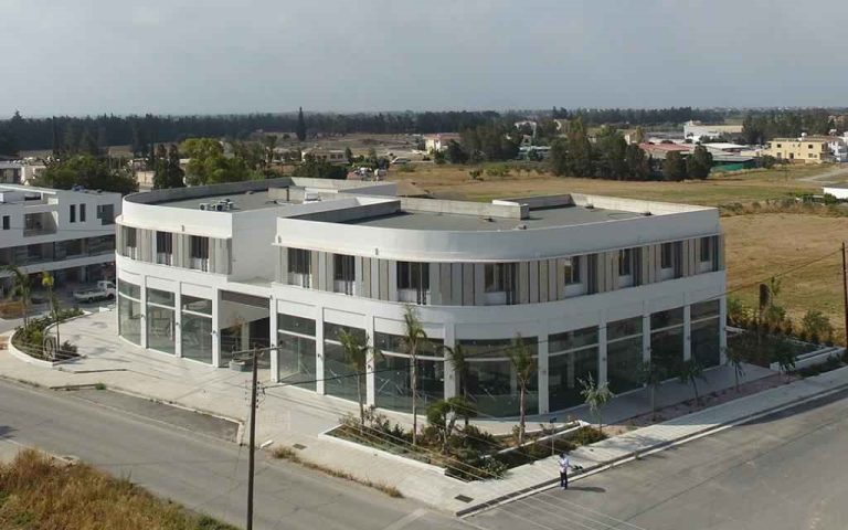 Latitudes A Commercial