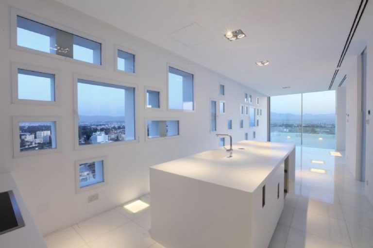 The White Walls (The Tower 25)