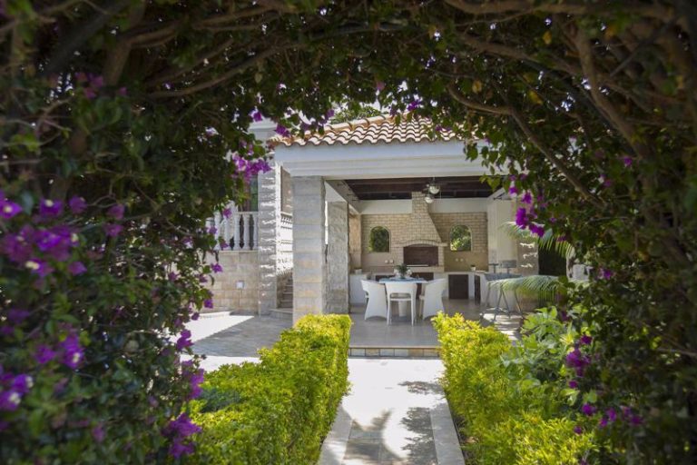 5 Bedroom House for Sale in Argaka, Paphos District