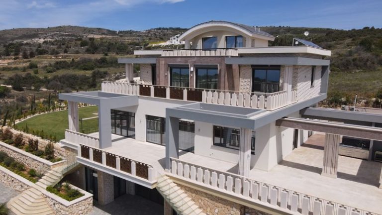 6+ Bedroom House for Sale in Mesa Chorio, Paphos District