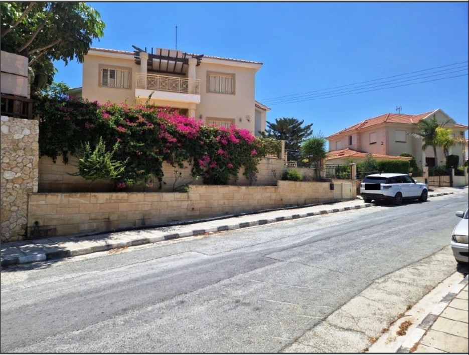 450m² Building for Sale in Limassol District