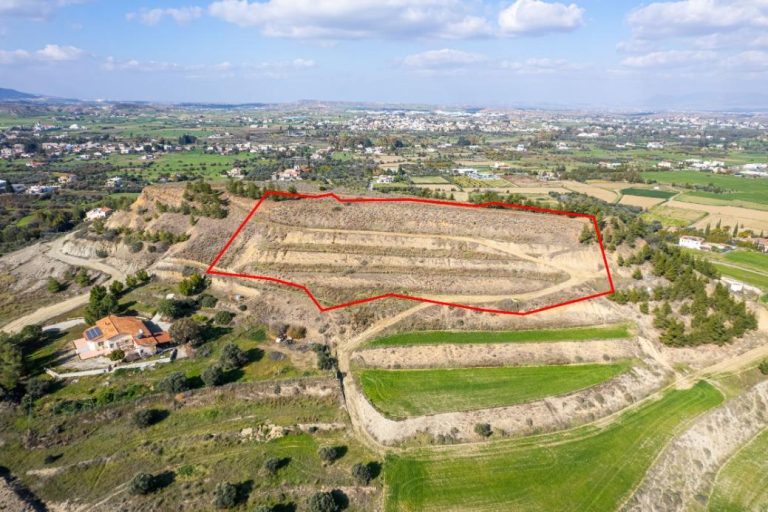 7,358m² Plot for Sale in Pera, Nicosia District