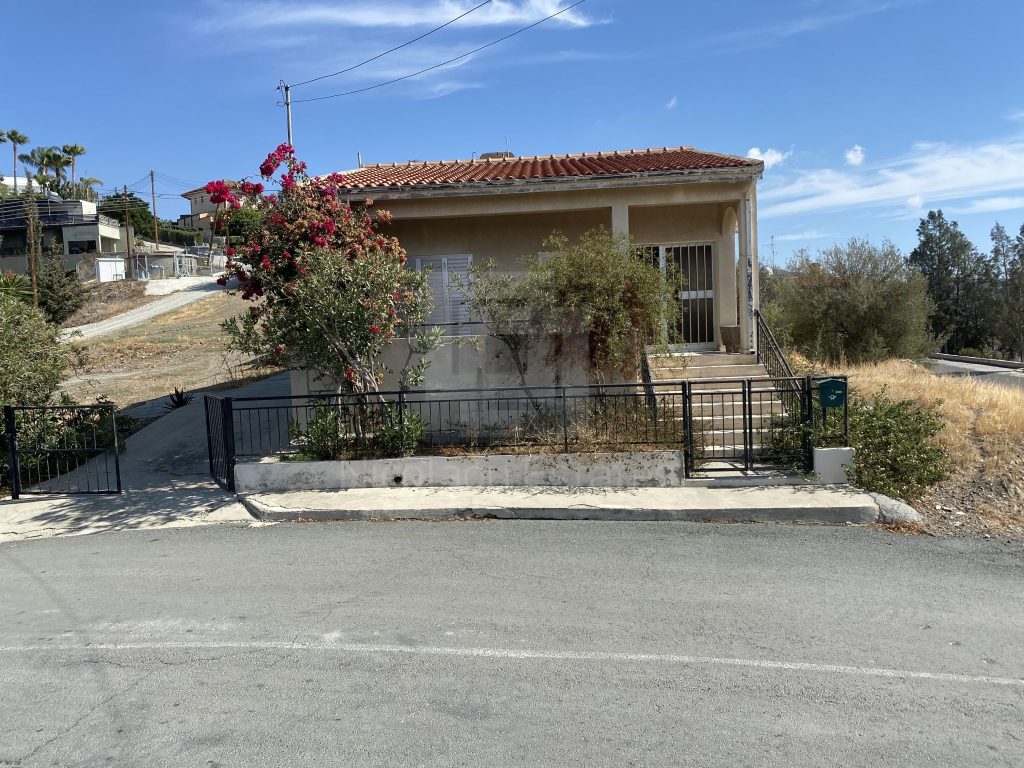 2 Bedroom House for Sale in Monagroulli, Limassol District