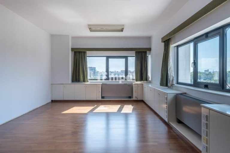 238m² Office for Rent in Agioi Omologites, Nicosia District