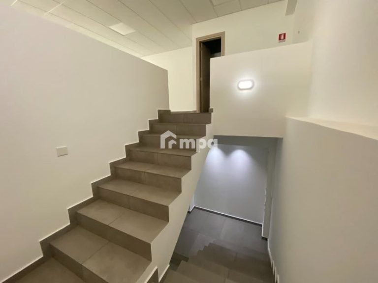 400m² Building for Rent in Agioi Omologites, Nicosia District