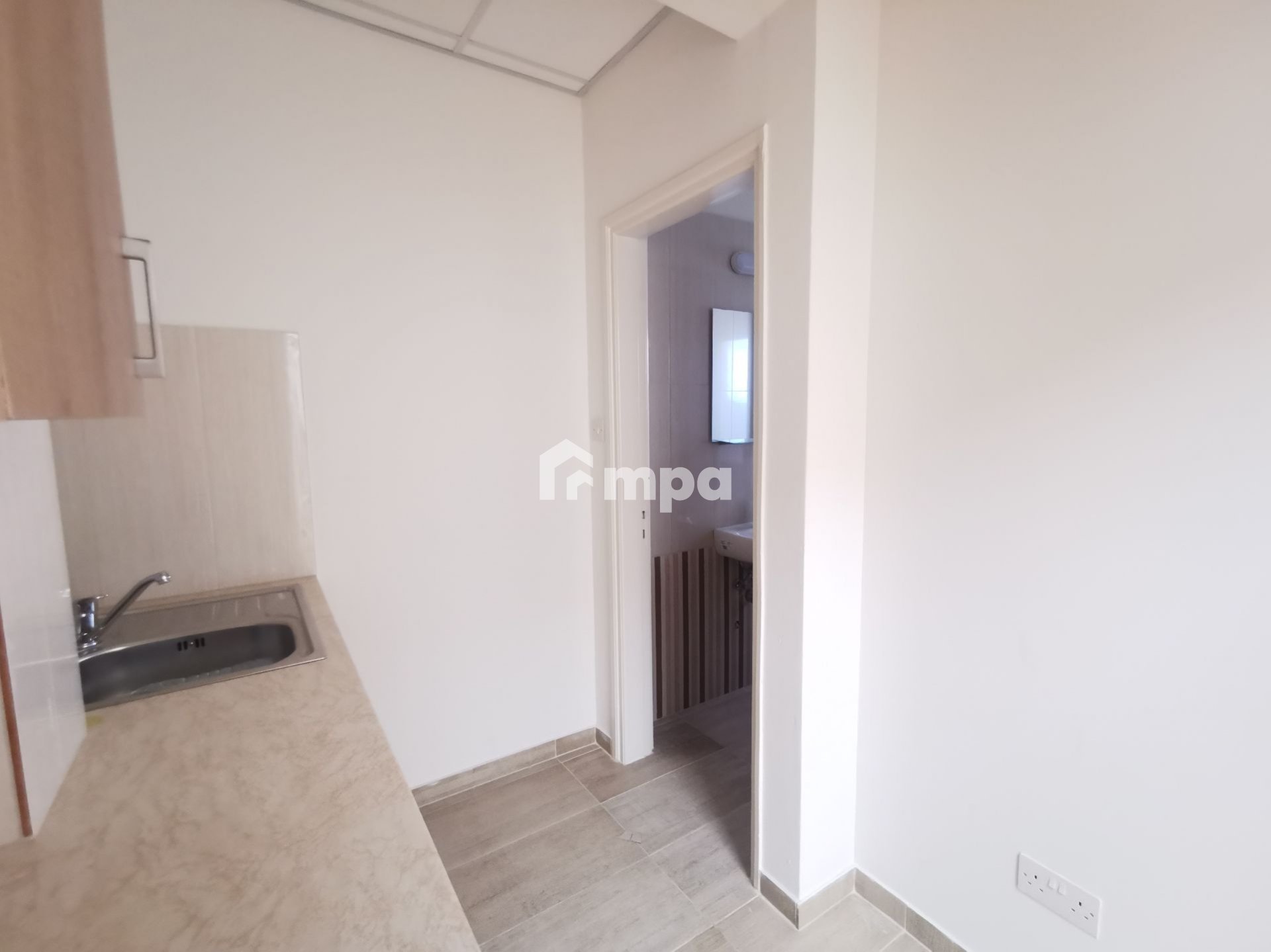 70m² Office for Rent in Agioi Omologites, Nicosia District