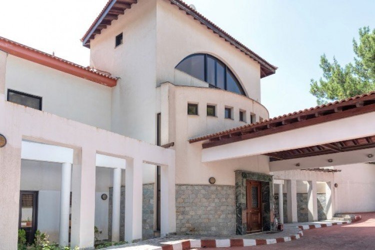 6+ Bedroom House for Sale in Moniatis, Limassol District