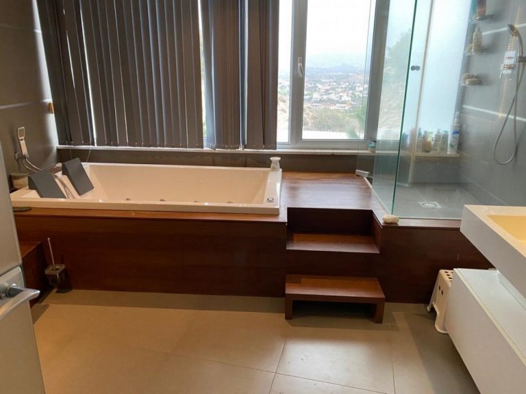 5 Bedroom House for Sale in Parekklisia, Limassol District