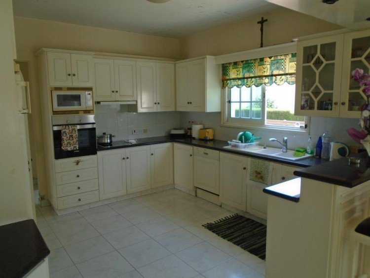 5 Bedroom House for Sale in Paphos – Agios Theodoros