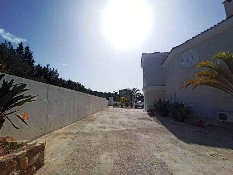 5 Bedroom House for Sale in Peyia, Paphos District