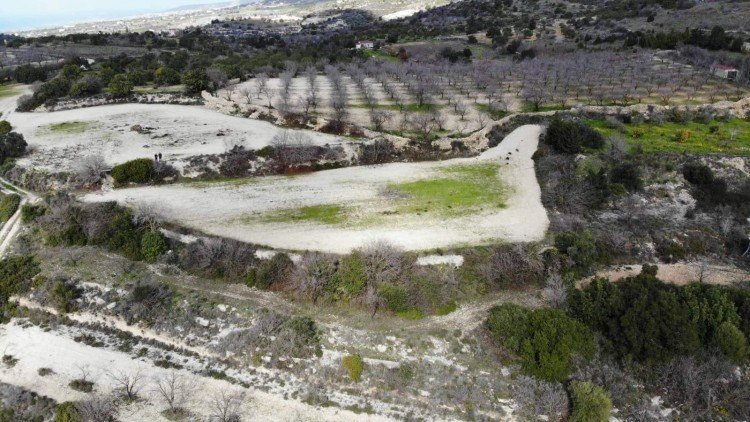 5,686m² Plot for Sale in Mesa Chorio, Paphos District