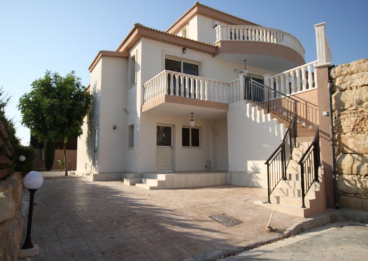 4 Bedroom House for Sale in Sea Caves, Paphos District