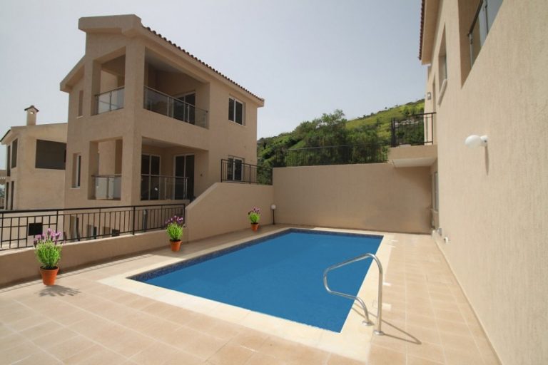 5 Bedroom House for Sale in Peyia, Paphos District