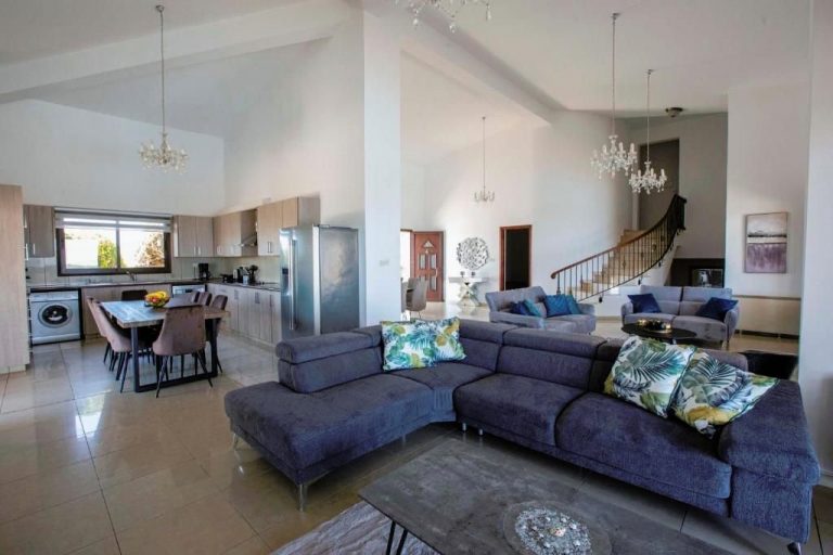 6+ Bedroom Villa for Sale in Kathikas, Paphos District