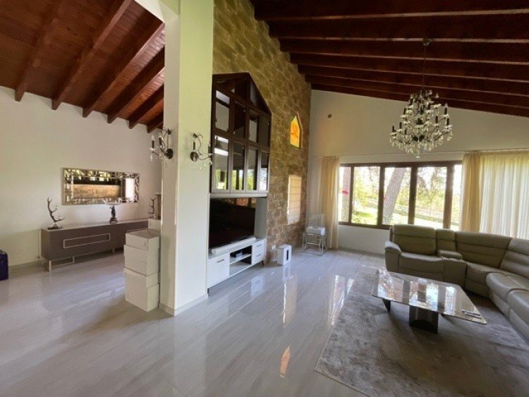 5 Bedroom House for Rent in Moniatis, Limassol District