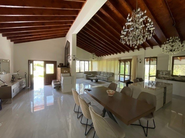 5 Bedroom House for Rent in Moniatis, Limassol District