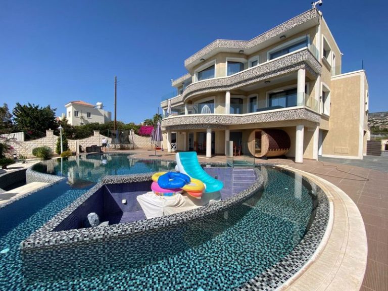 3 Bedroom House for Sale in Sea Caves, Paphos District