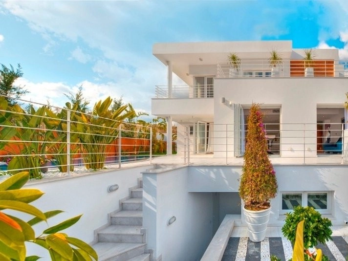 4 Bedroom House for Sale in Agios Tychonas, Limassol District