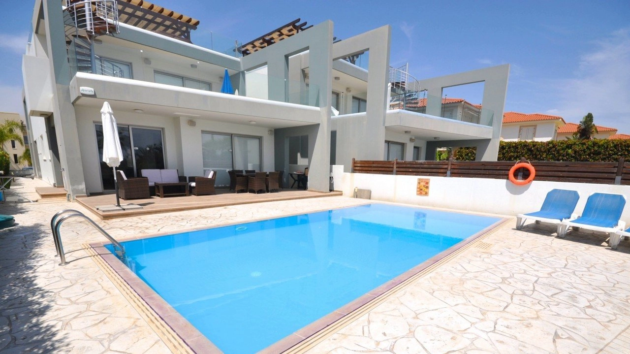 3 Bedroom Apartment for Sale in Pervolia Larnacas