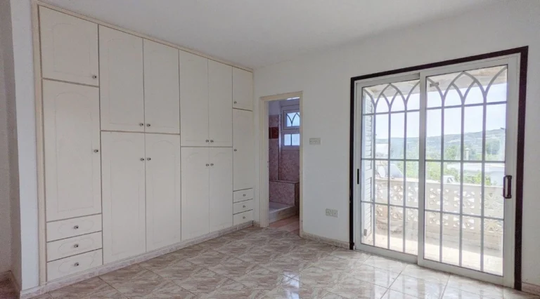 400m² Building for Sale in Giolou, Paphos District