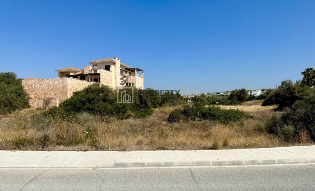 692m² Plot for Sale in Agios Tychonas, Limassol District