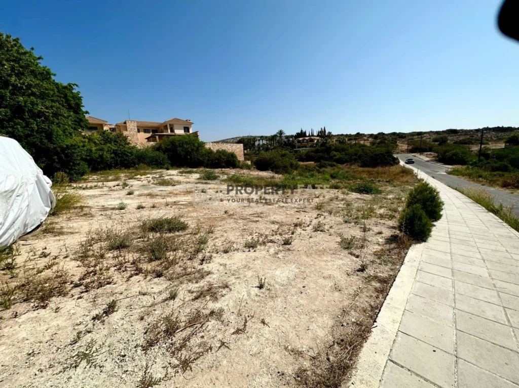 1,060m² Plot for Sale in Agios Tychonas, Limassol District