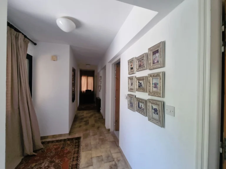 5 Bedroom House for Sale in Moniatis, Limassol District