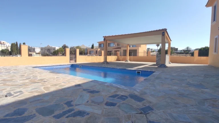 4 Bedroom House for Sale in Chlorakas, Paphos District