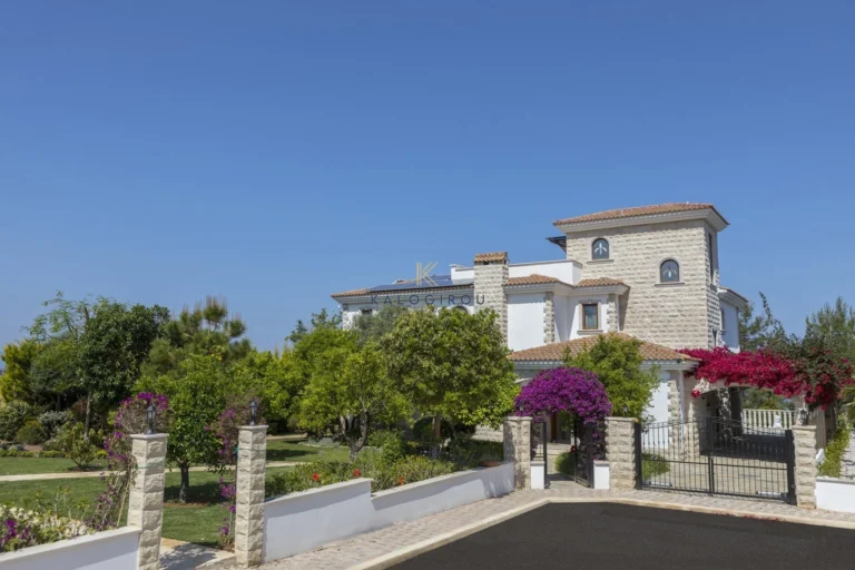 5 Bedroom House for Sale in Argaka, Paphos District