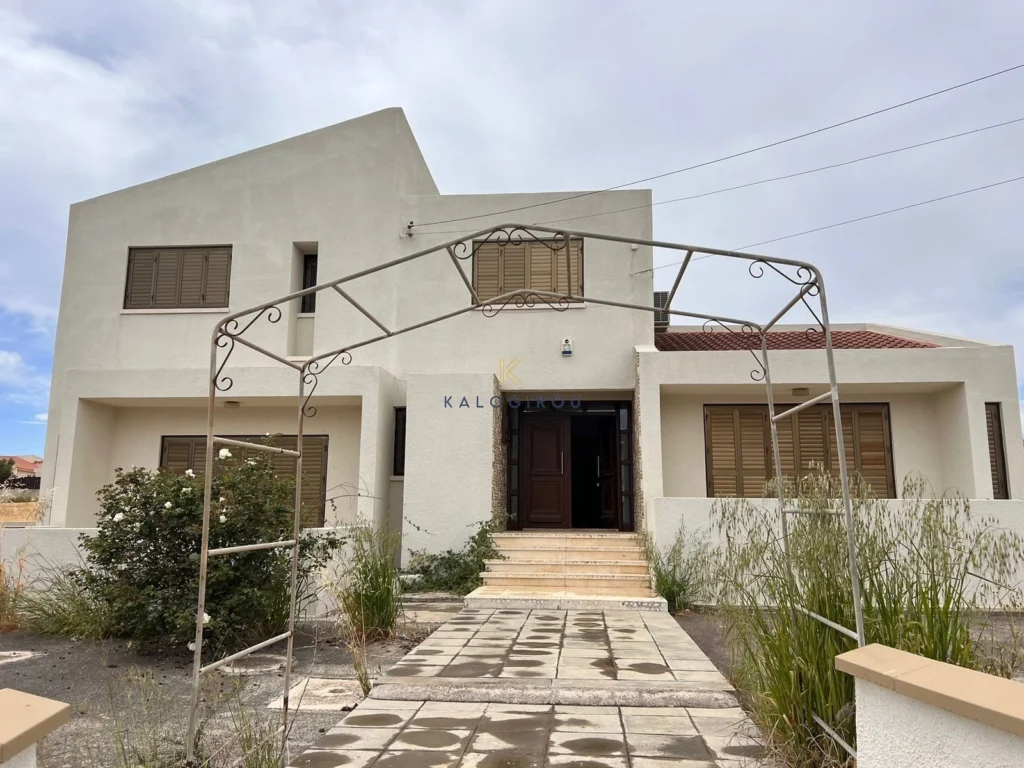 5 Bedroom House for Sale in Mazotos, Larnaca District