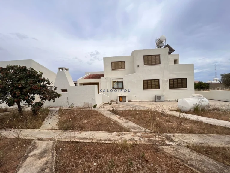 5 Bedroom House for Sale in Mazotos, Larnaca District