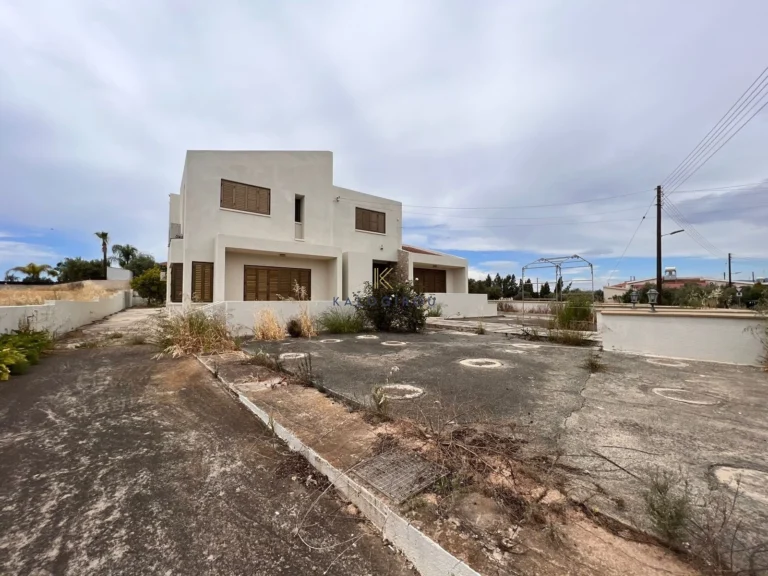 5 Bedroom House for Sale in Mazotos, Larnaca District