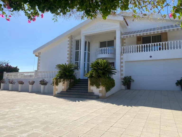 5 Bedroom House for Sale in Parekklisia, Limassol District