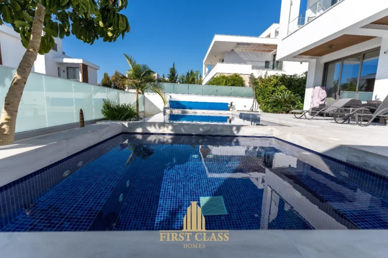 5 Bedroom House for Sale in Kissonerga, Paphos District