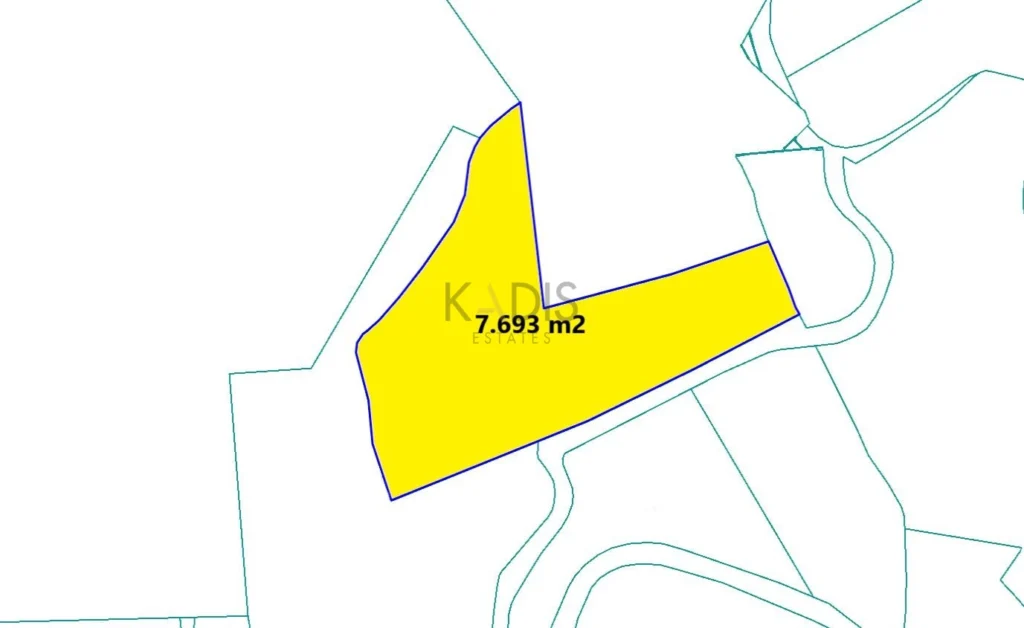 7,693m² Plot for Sale in Lythrodontas, Nicosia District