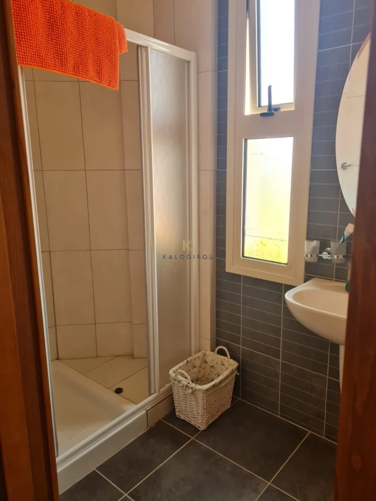 5 Bedroom House for Sale in Pervolia Larnacas