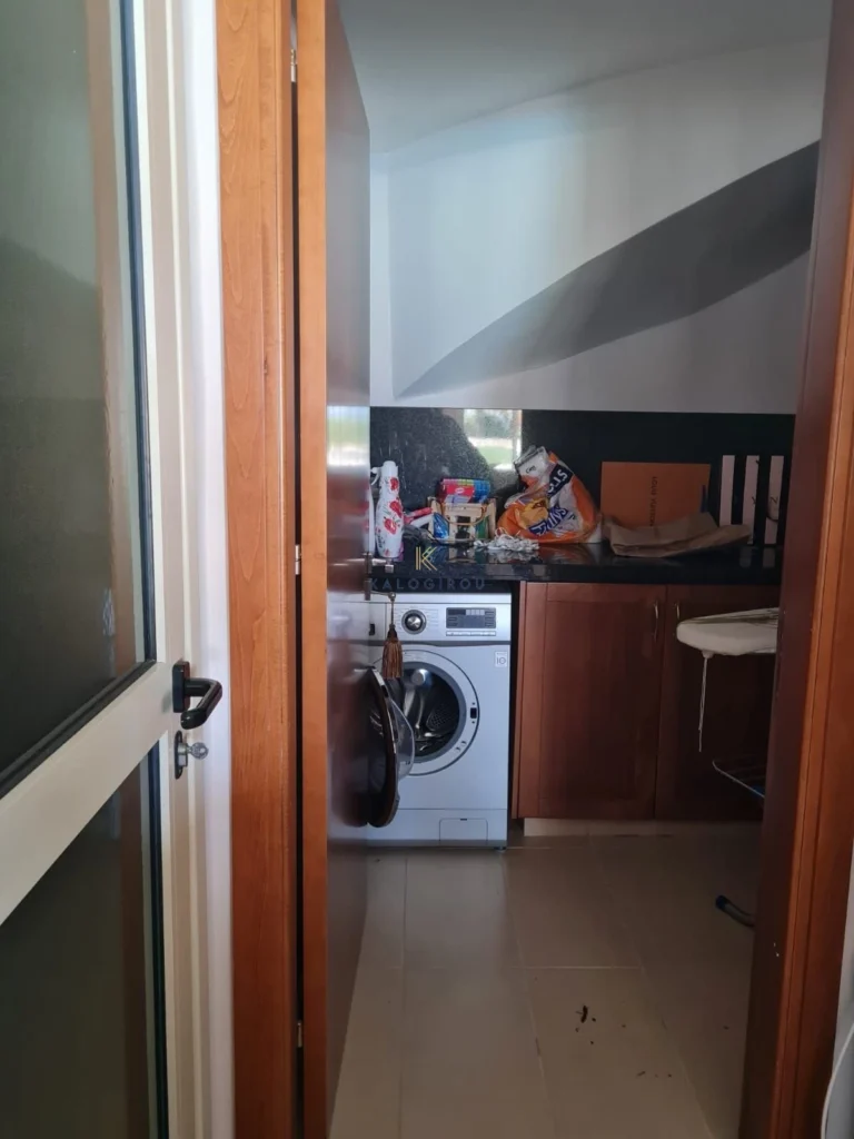 5 Bedroom House for Sale in Pervolia Larnacas