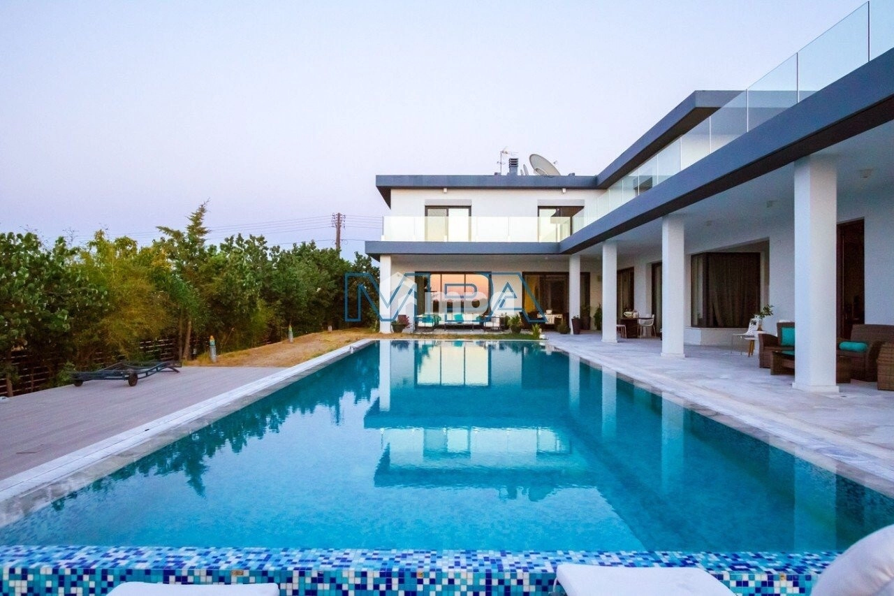 700m² House for Rent in Engomi, Nicosia District