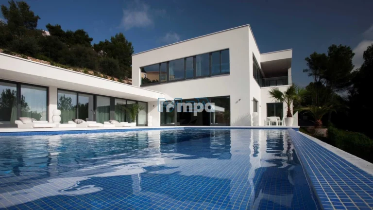 700m² House for Rent in Engomi, Nicosia District