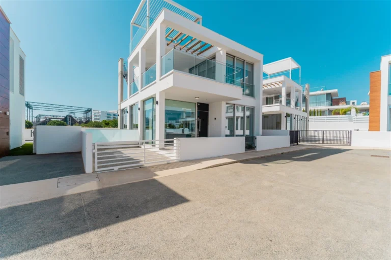 5 Bedroom House for Sale in Oroklini, Larnaca District