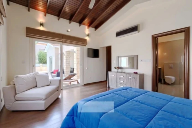 422m² House for Sale in Paphos – Universal