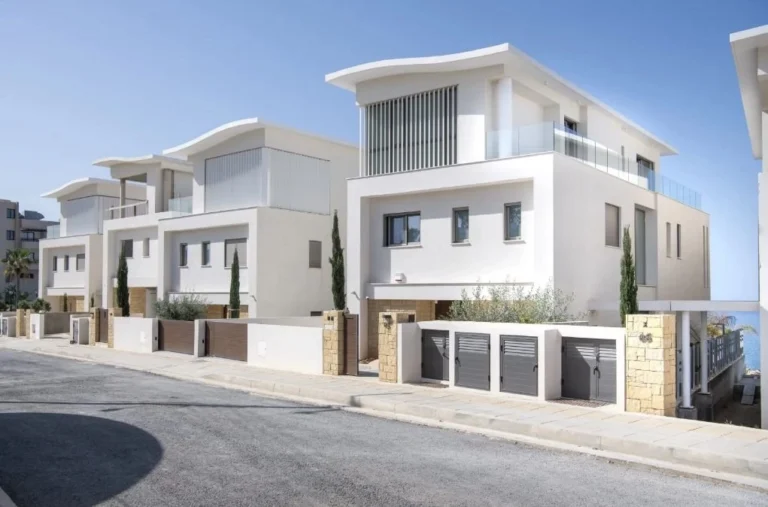 5 Bedroom House for Sale in Kissonerga, Paphos District