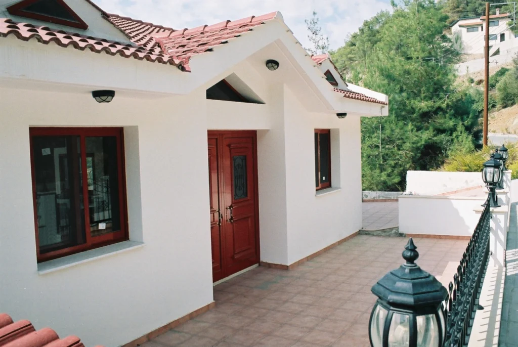 5 Bedroom House for Sale in Moniatis, Limassol District