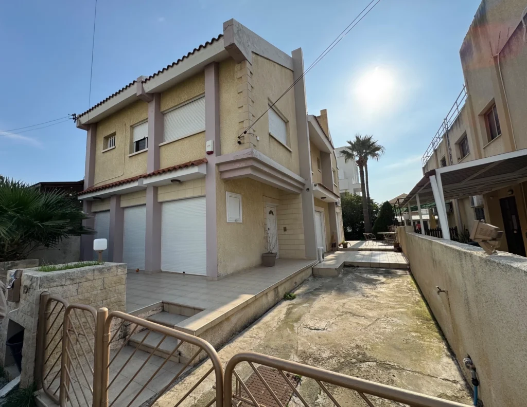 4 Bedroom House for Sale in Limassol – Mesa Geitonia