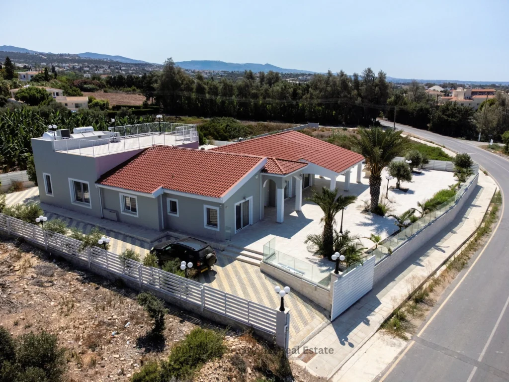 4 Bedroom House for Sale in Sea Caves, Paphos District