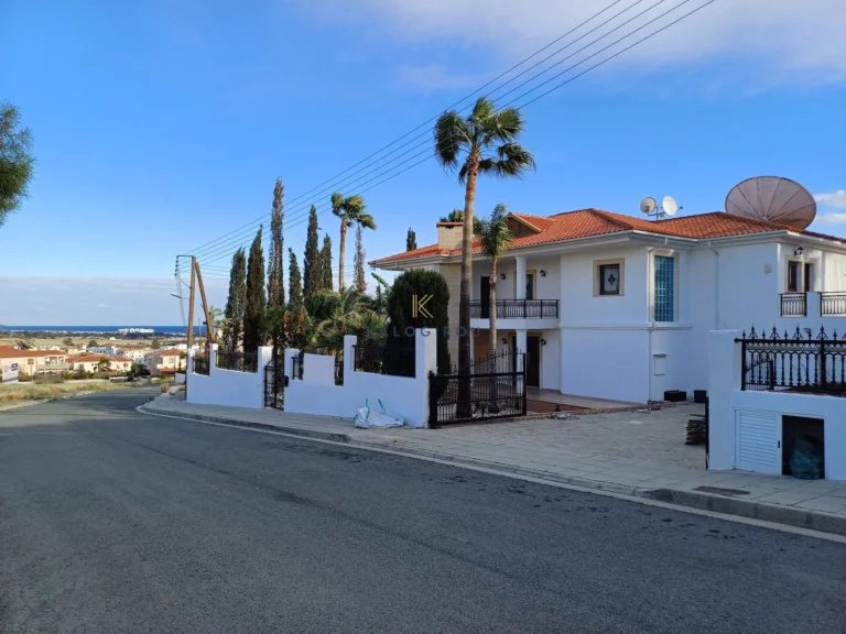 5 Bedroom House for Sale in Oroklini, Larnaca District