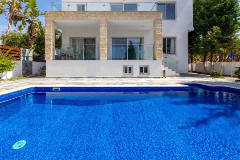 5 Bedroom House for Sale in Kissonerga, Paphos District