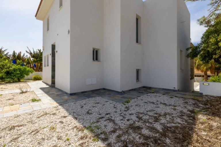 5 Bedroom House for Sale in Kissonerga, Paphos District