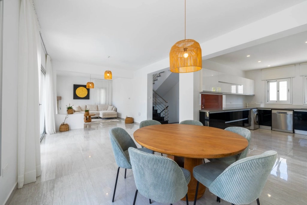 5 Bedroom House for Sale in Kissonerga, Paphos District